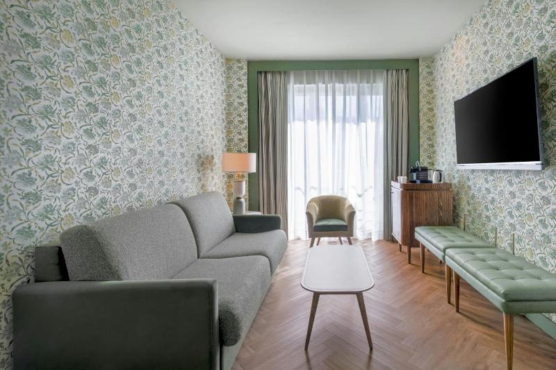 Junior Suite, Junior Suite, 1 King image 1