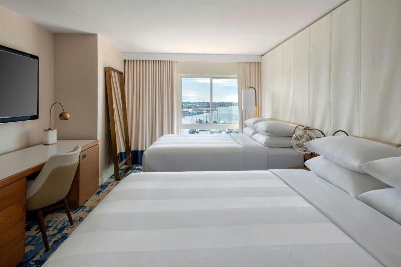 Queen Room with Water View image 1