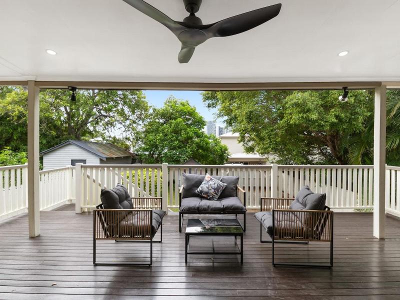 Stylish 4Bedroom Stay Outdoor Dining and City Access - image 9