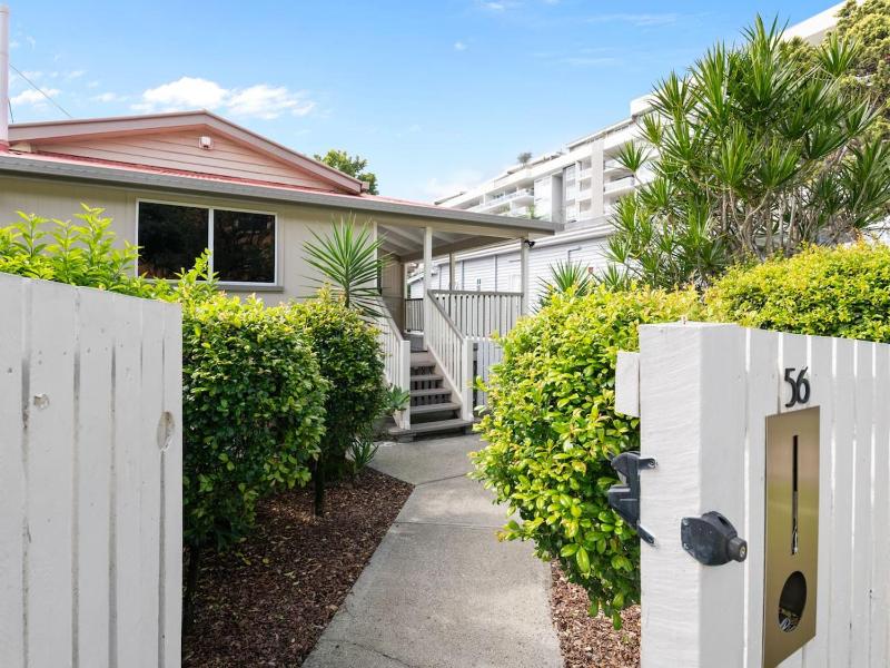 Stylish 4Bedroom Stay Outdoor Dining and City Access - image 15