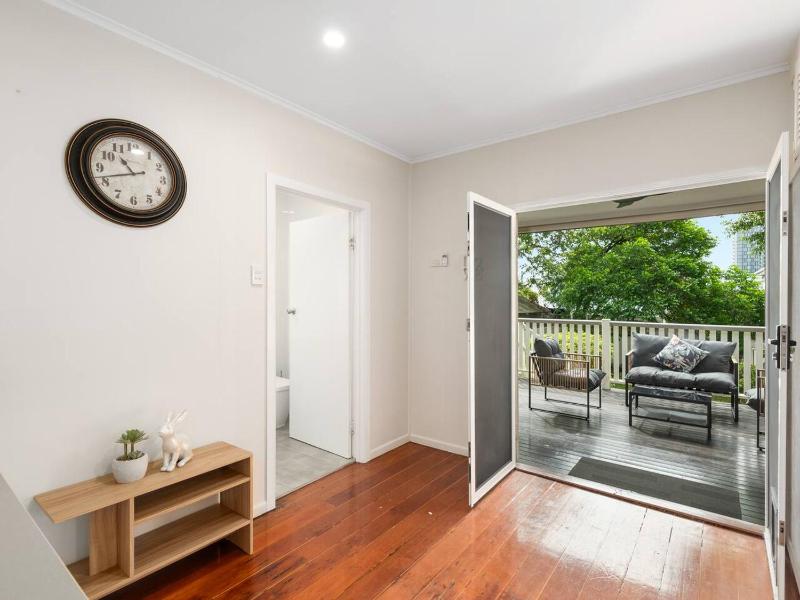Stylish 4Bedroom Stay Outdoor Dining and City Access - image 8