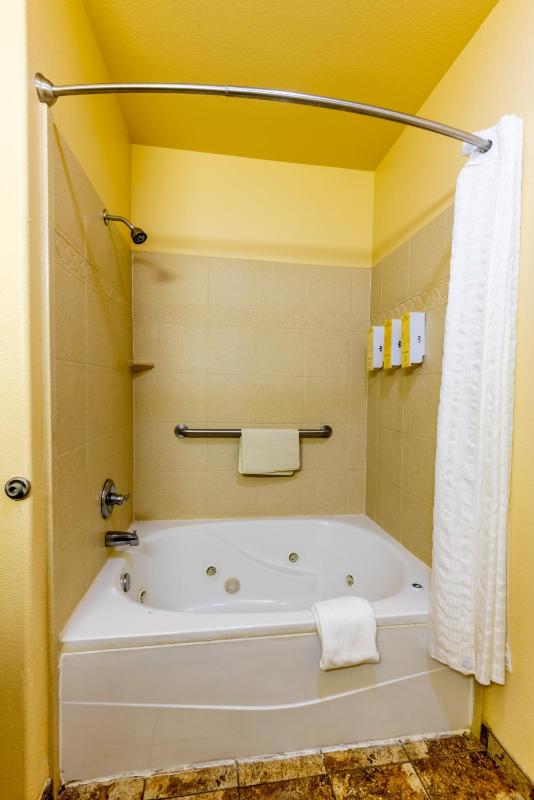 King Suite with Spa Bath image 4