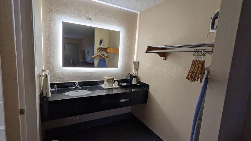 King Room with Jetted Tub - Non-Smoking image 2