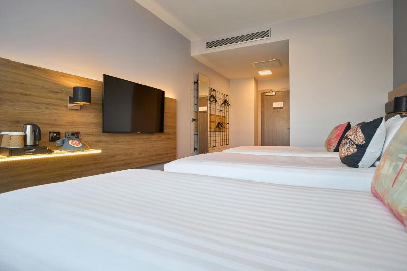 Moxy Sleeper Triple, Guest room, 3 Twin/Single Bed(s) image 3