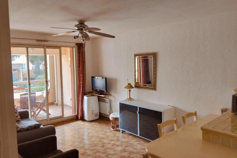 Apartment in the port of Hyères - image 3