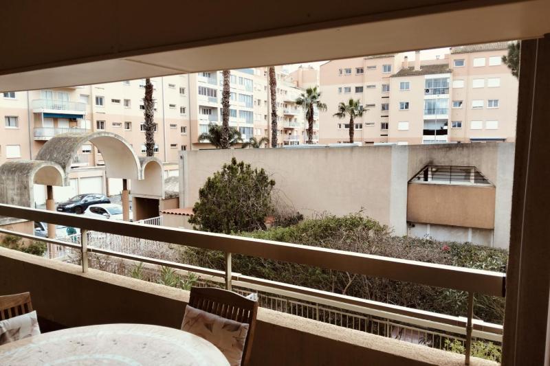 Apartment in the port of Hyères - image 4