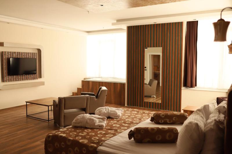 King Room with Pool View image 4
