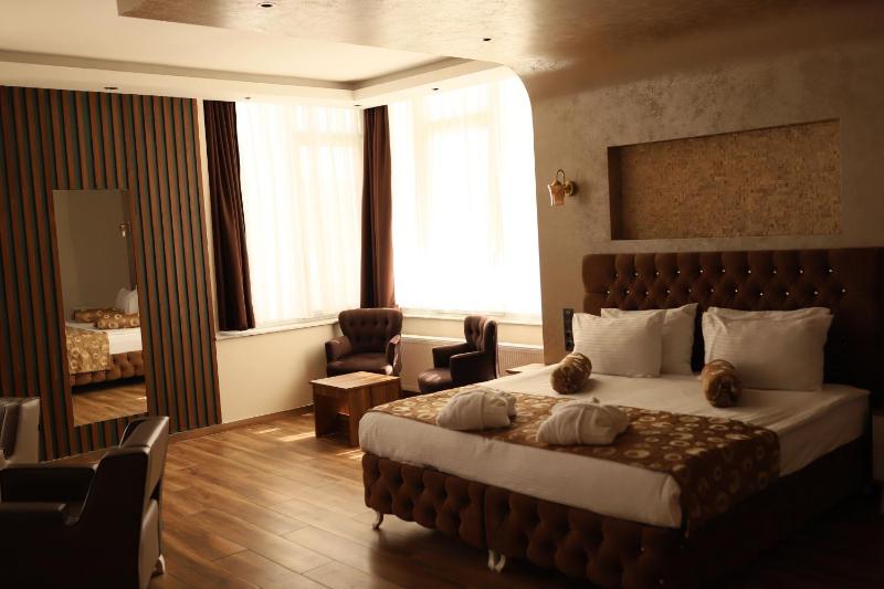 King Room with Pool View image 3