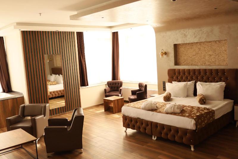King Room with Pool View image 2