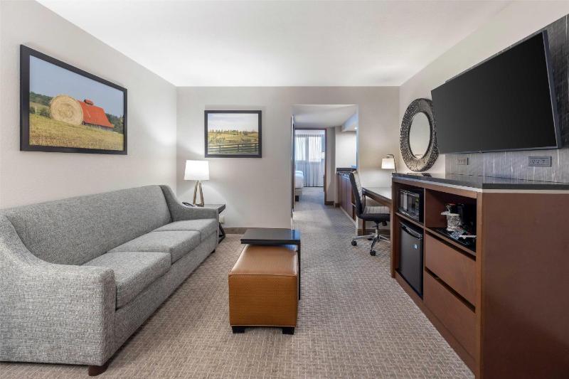 Queen Suite with Two Queen Beds image 4