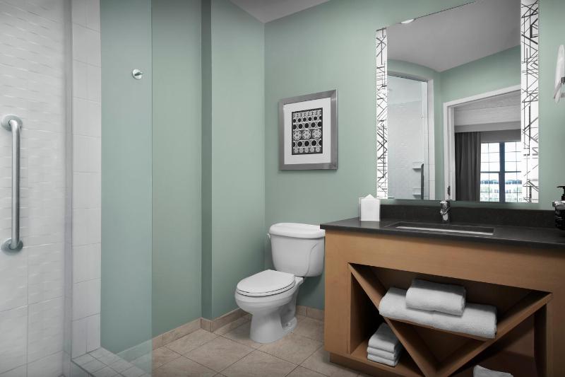 Standard King Room image 3