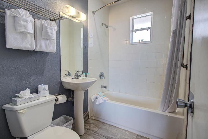 Beach House Inn with POOL & Hot Tub - image 9