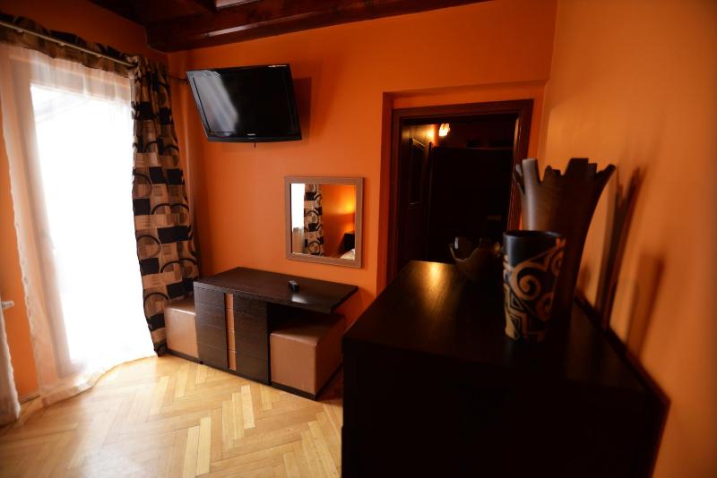 Deluxe One-Bedroom Apartment image 1