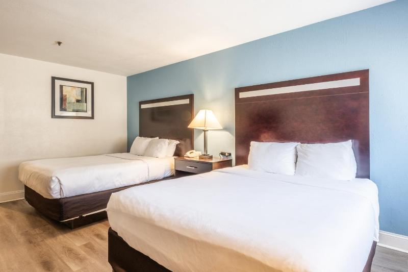 Standard Room, 2 Queen Beds, Non-Smoking image 3