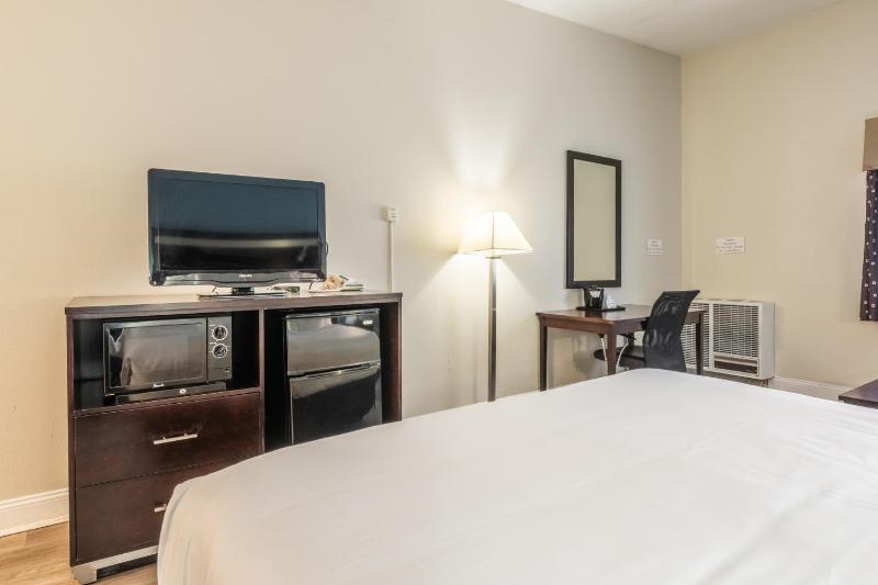 Standard Room, 1 King Bed, Non-Smoking image 4
