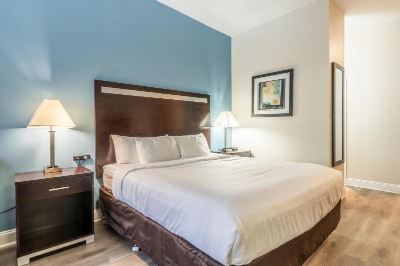 Standard Room, 1 King Bed, Non-Smoking image 3