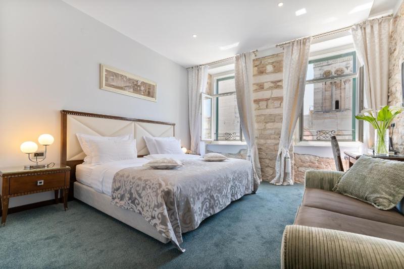 Deluxe Double or Twin Room with City View image 4