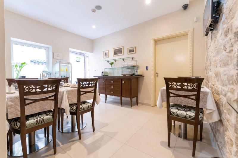 Deluxe Double or Twin Room with City View image 3