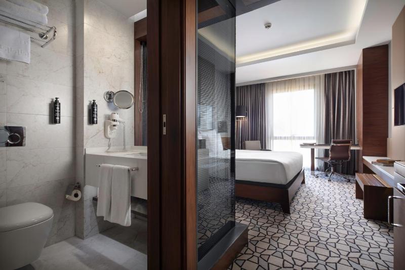 Deluxe King Room image 3