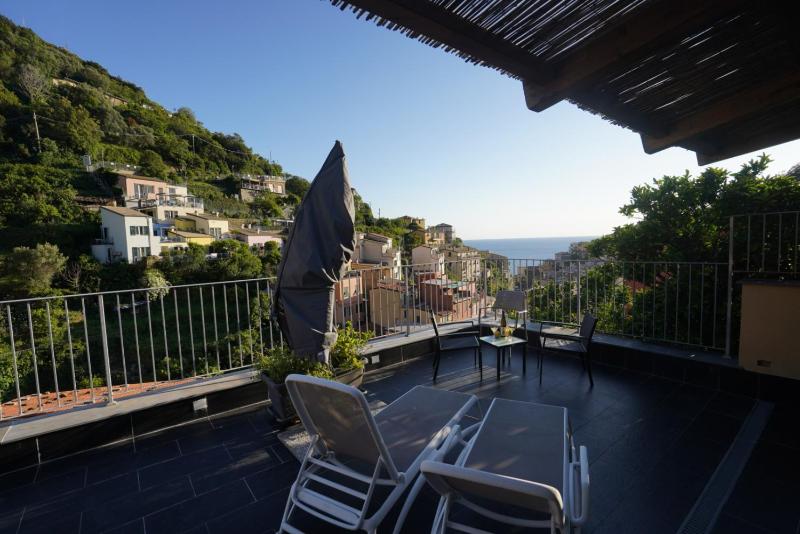 Deluxe Double Room with Balcony and Sea View image 3