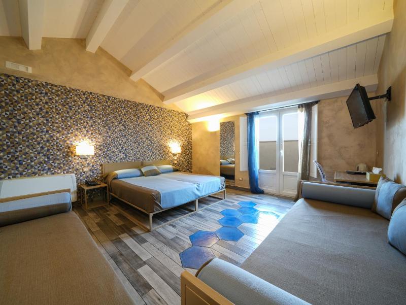 Quadruple Room with Garden View image 1