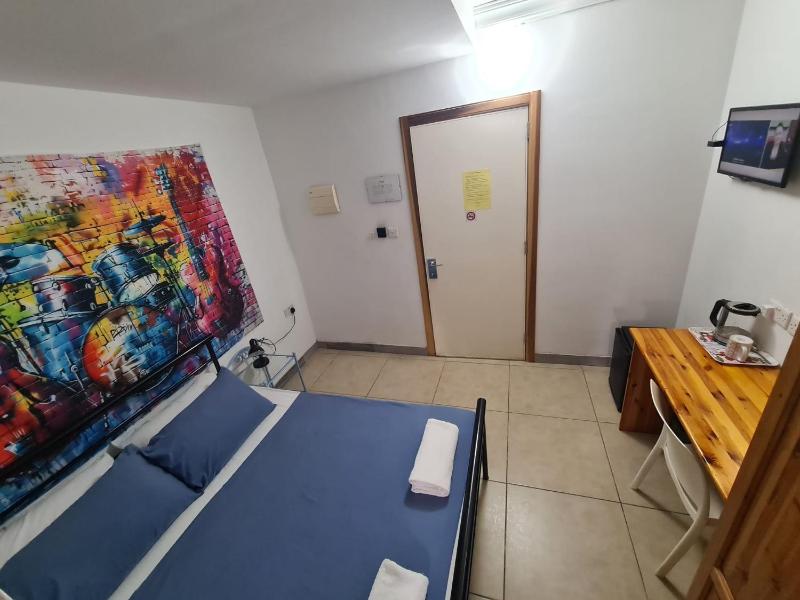 Large Single Room image 4