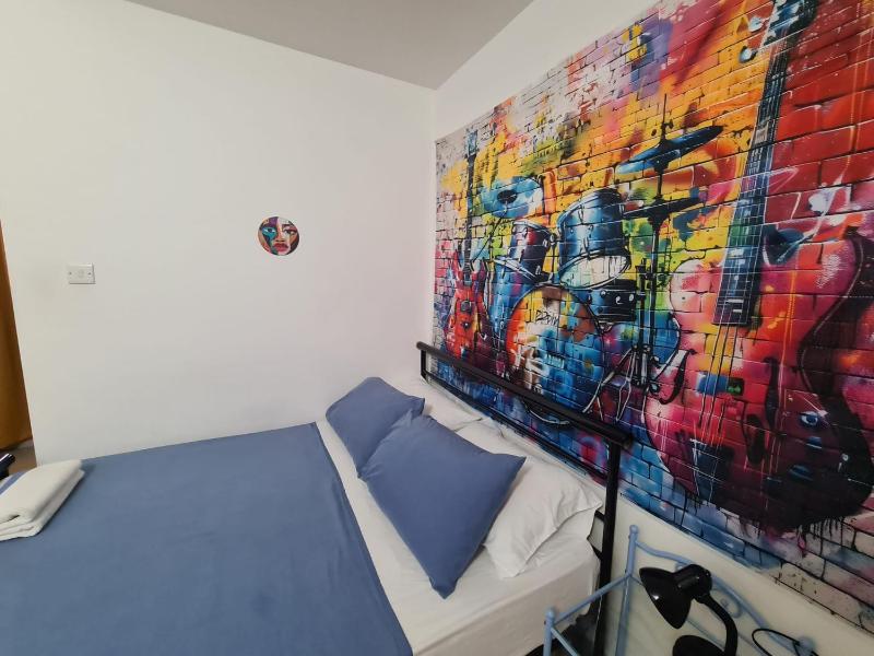 Large Single Room image 1