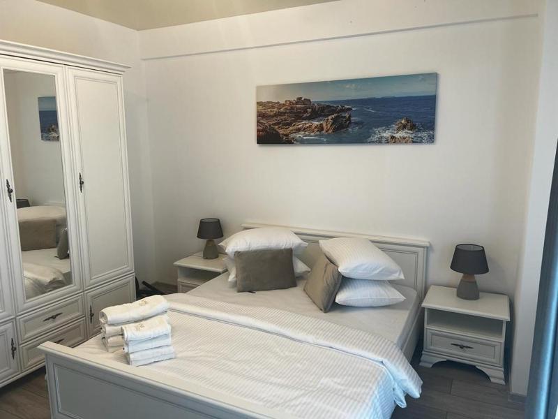 201 B1 ALMAR LUXURY RESIDENCE-Renting Apartments & Free Pool - image 3