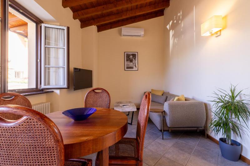 Classic One-Bedroom Apartment with King Bed image 4