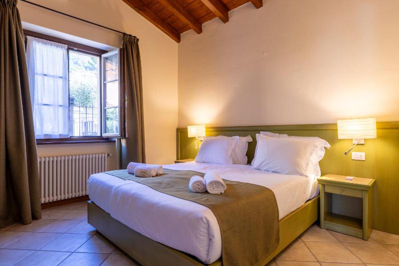 Classic One-Bedroom Apartment with King Bed image 3