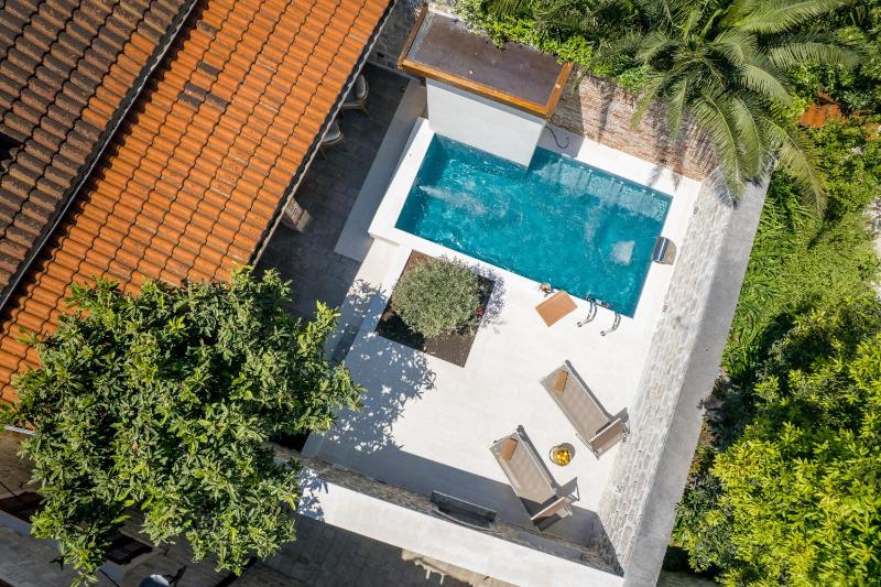 Private Entrance Three Bedroom Villa with Private Garden and Pool / Annex A image 3
