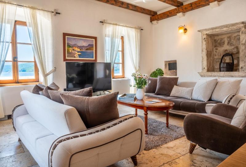Private Entrance Penthouse with Main Square and Bay View image 3