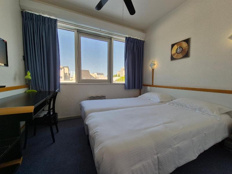 Standard Twin Room image 1