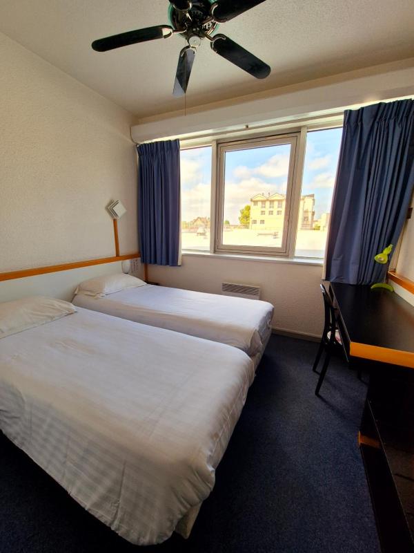 Standard Twin Room image 4