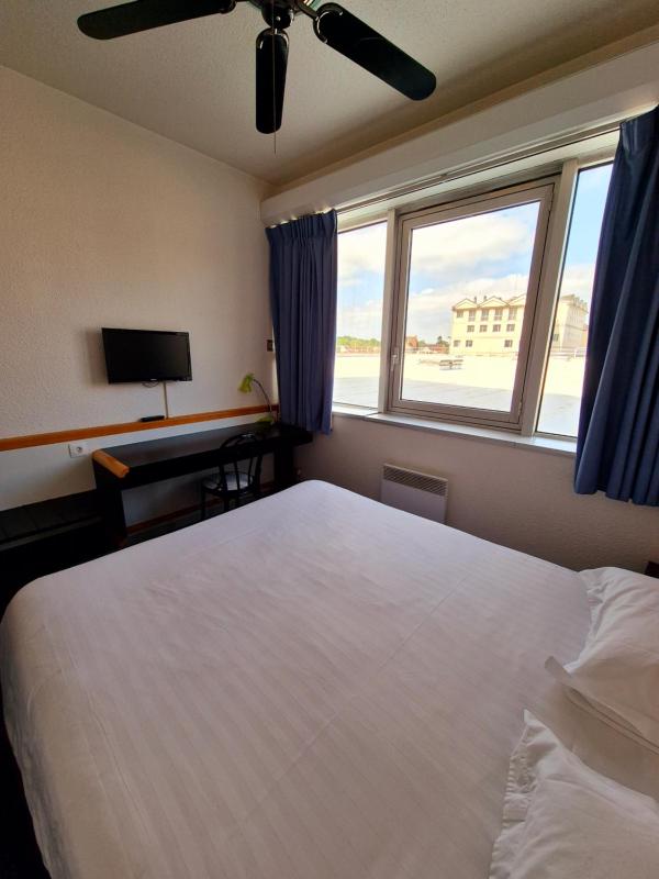 Standard Double Room image 4