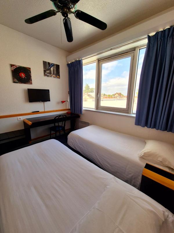 Standard Twin Room image 3
