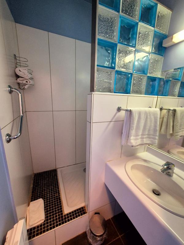Standard Twin Room image 2