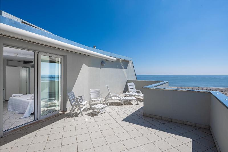 Quadruple Room with Terrace image 4