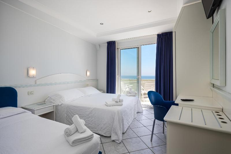 Quadruple Room with Terrace image 1