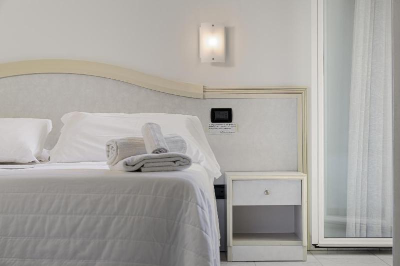 Double Room with Sea View image 3