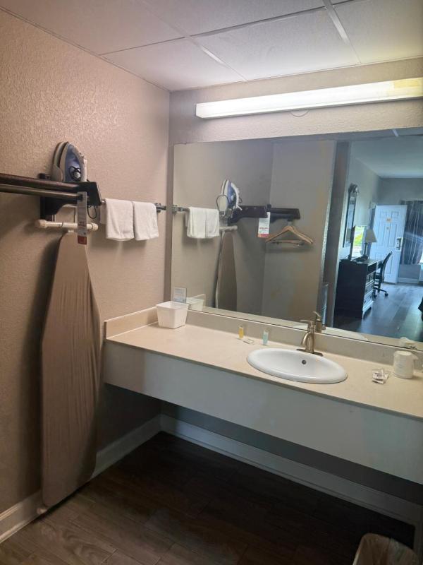 King Room - Non-Smoking image 3