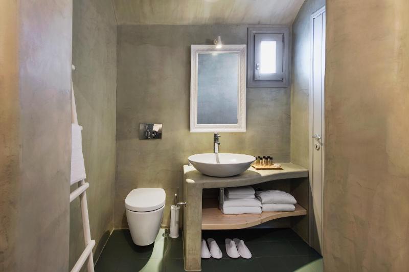 Junior Suite with Outdoor Heated Tub and Caldera View image 3