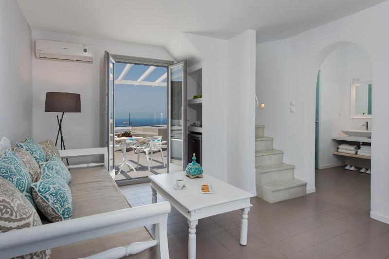 Honeymoon Suite with Outdoor Heated Tub and  Caldera View image 4