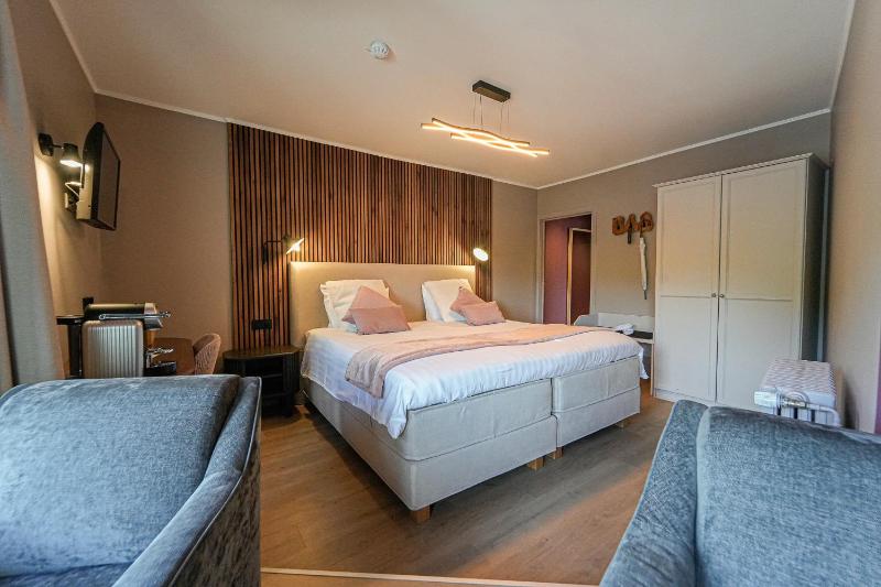 Deluxe Double Room with Castle View image 3