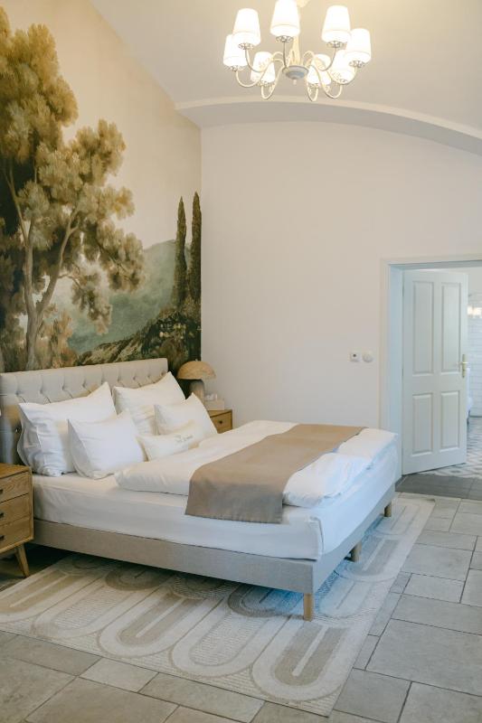Deluxe King Suite image 4