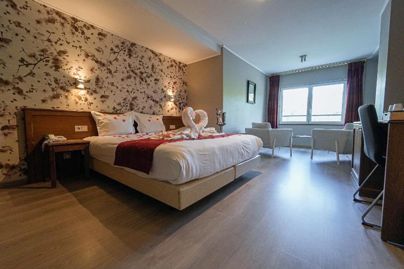 Deluxe Double Room image 2