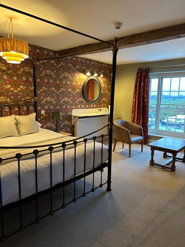 Deluxe River Suite image 4
