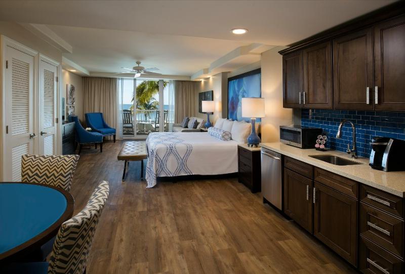 Junior King Suite with Beach View image 1