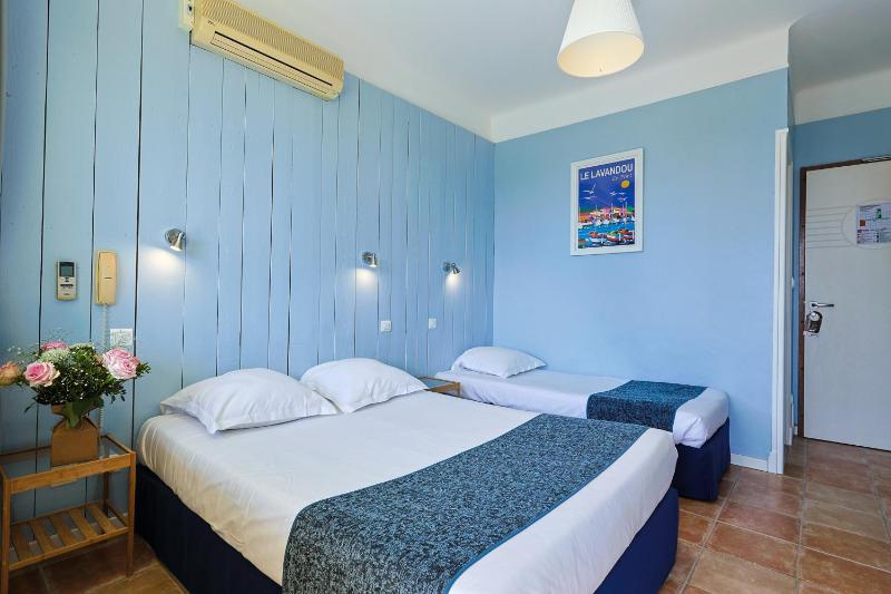 Triple Room with Partial Sea View and Balcony image 2