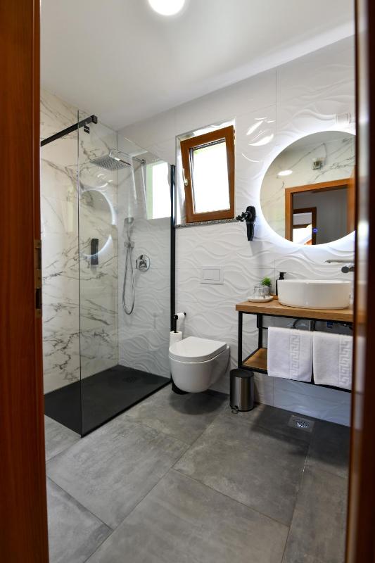 One-Bedroom Apartment with Sofa Bed image 2